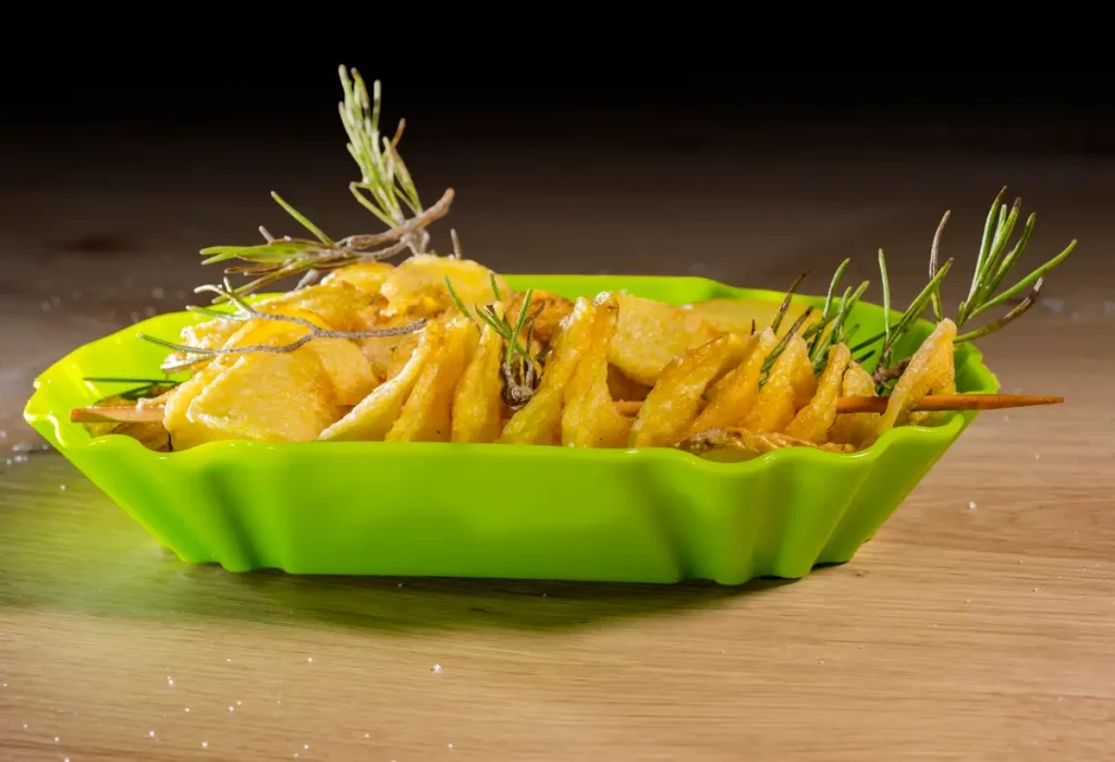 frites fraîches croustillantes four, pommes de terre dorées plaque