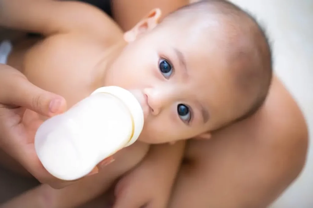 bébé tétée lait biberon