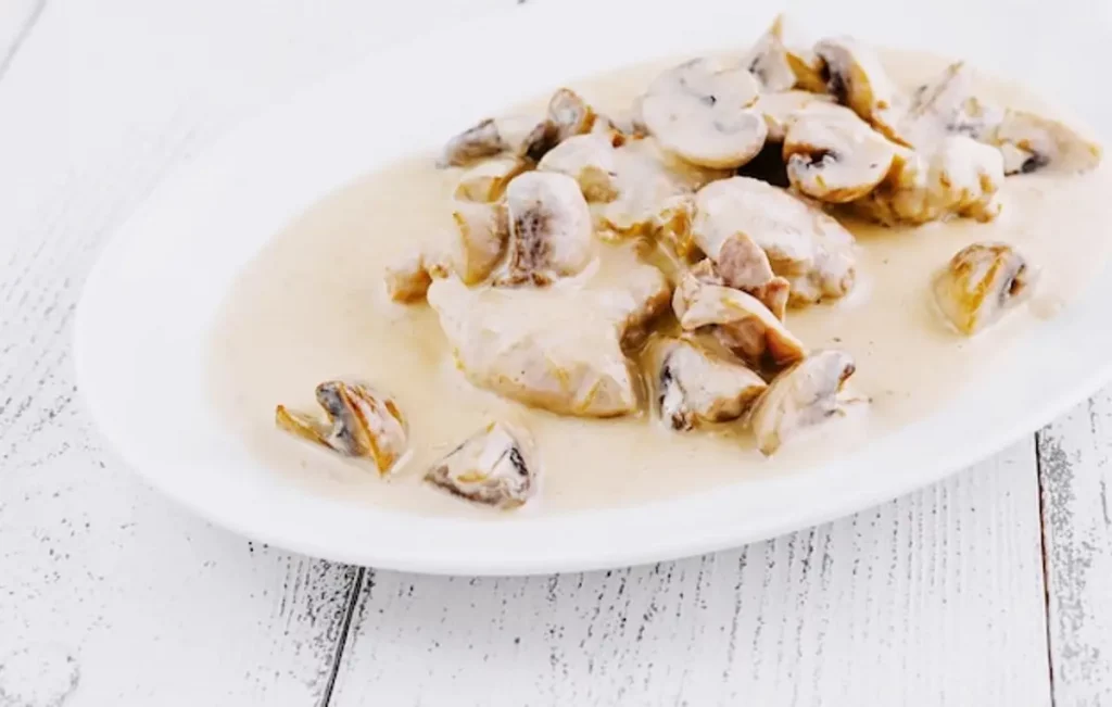 chapon morceaux sauce crème champignons