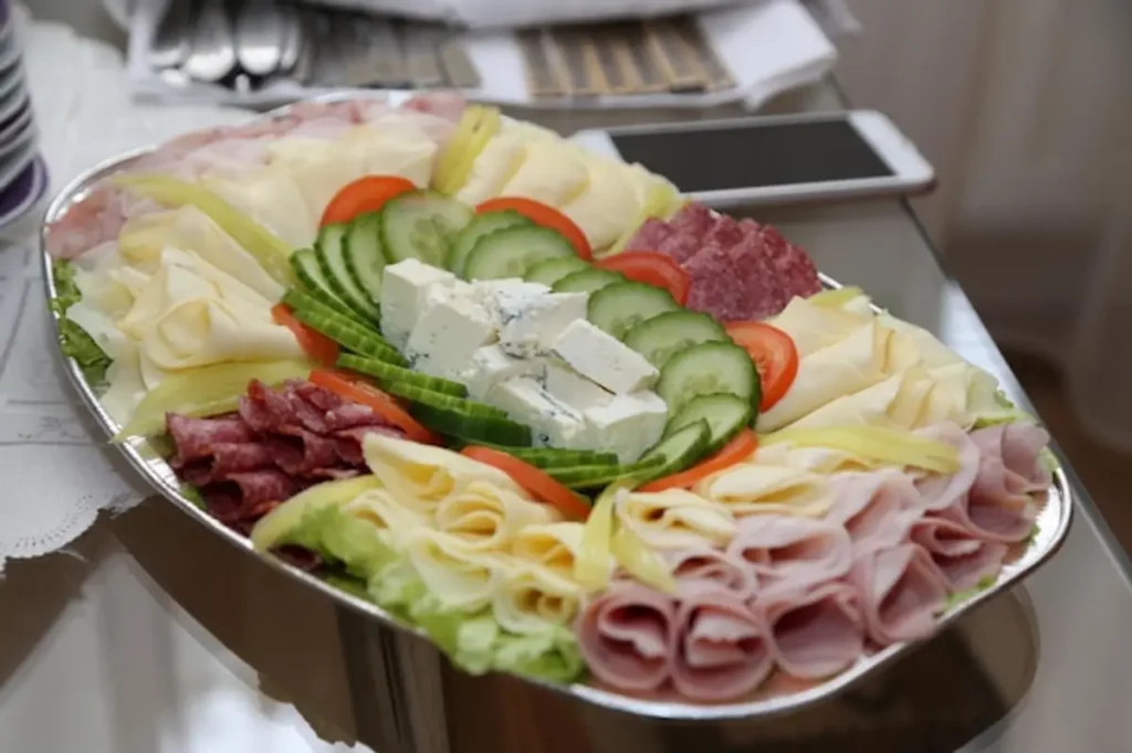 buffet froid table garnie salades charcuterie