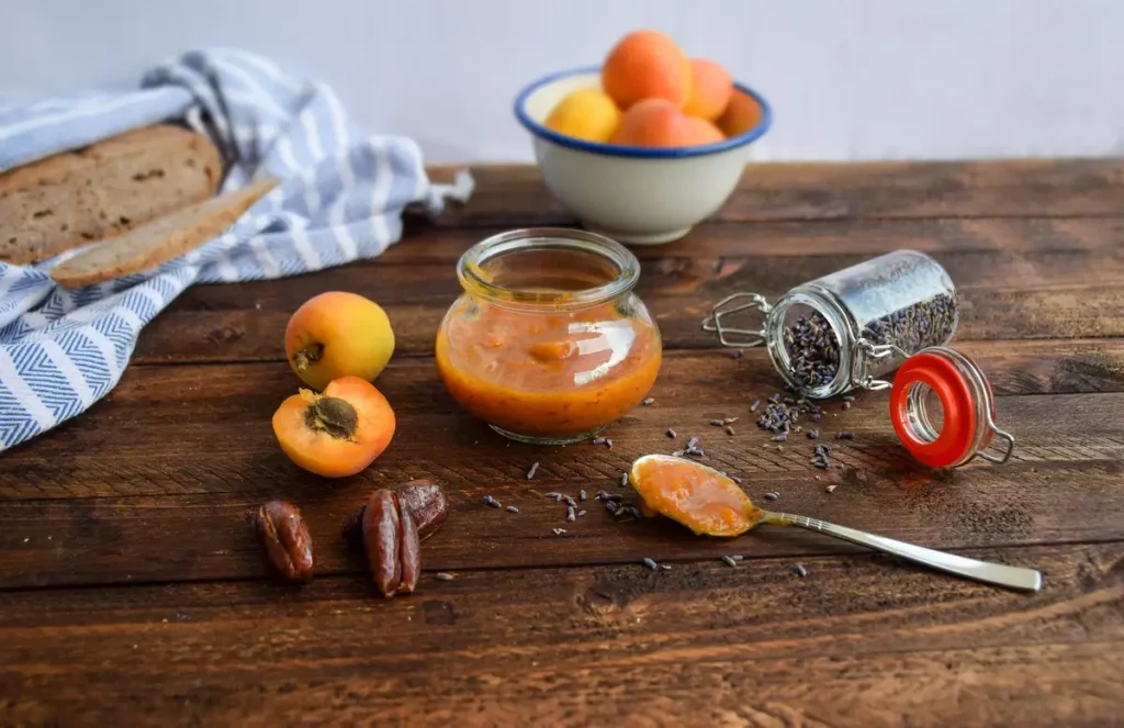 confiture coings pots bols fruits cuillère bois