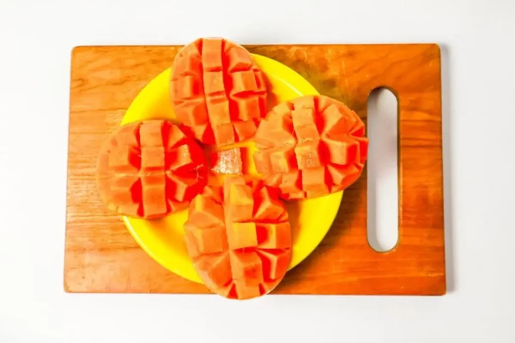 mangue coupée cubes couteau planche